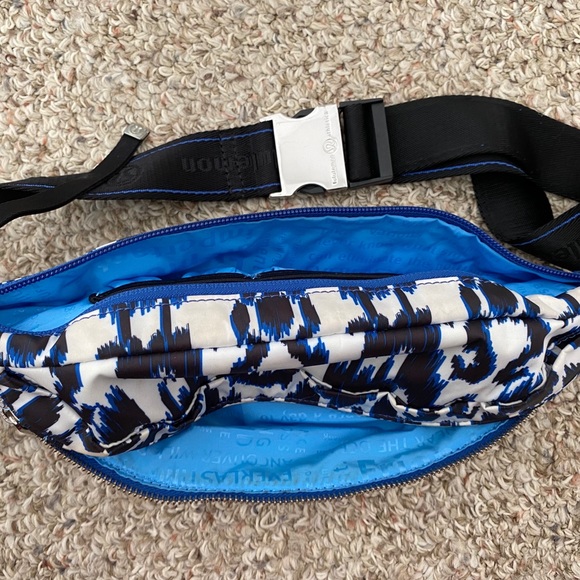 Lululemon “On Your Bum Bag” Waist pouch bag/ Yoga - Picture 3 of 7